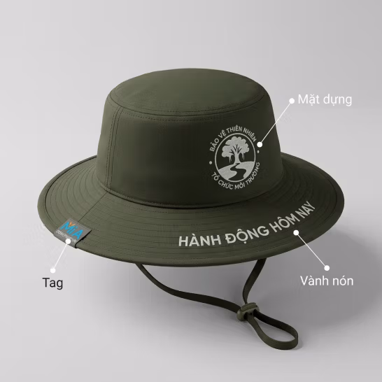 Mũ tai bèo với logo thêu ở mặt trước, slogan thêu ở vành mũ